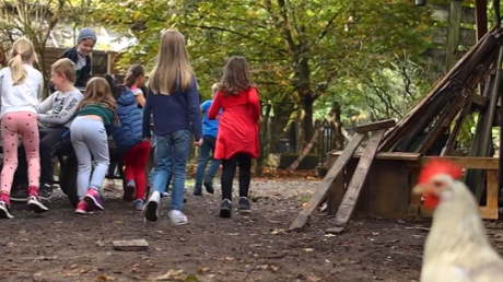 Kinder spielen auf der Jugendfarm
